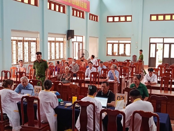 Công an xã Trại Cau phối hợp thu nhận mẫu ADN cho 16 thân nhân liệt sỹ