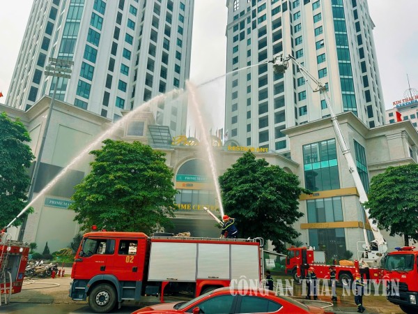 Lực lượng Cảnh sát PCCC và CNCH triển khai chữa cháy và và cứu người trên cao