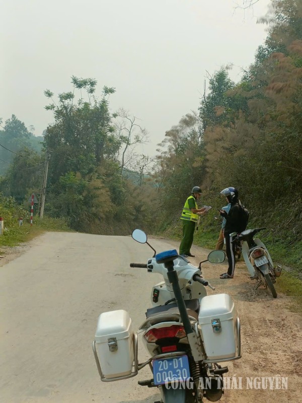 Nghinh Tường Cán bộ Công an xã tuần tra, kiểm soát giao thông 2