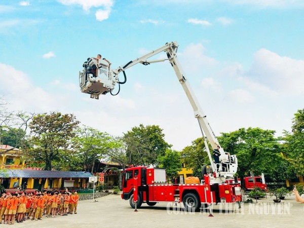 Tuyên truyền, trải nghiệm, thực hành kỹ năng chữa cháy và cứu nạn, cứu hộ tại trường học
