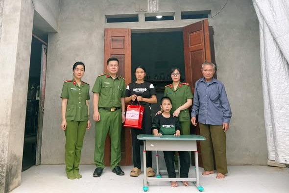 Công an xã Vô Tranh thăm hỏi động viên và tặng quà con đỡ đầu