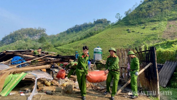 Công an xã Cao Minh kịp thời giúp nhân dân khắc phục thiệt hại do ảnh hưởng của mưa lớn