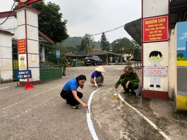 Công an xã An Khánh đảm bảo an toàn giao thông khu vực cổng trường học