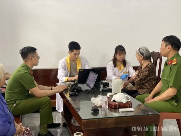 Công an xã Vô Tranh phối hợp thu nhận mẫu ADN thân nhân liệt sĩ