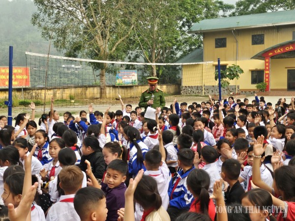 Công an xã Cao Minh tuyên truyền pháp luật giao thông trong trường học