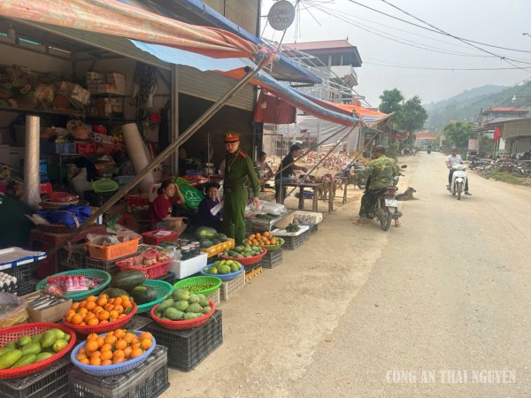 Công an xã Phúc Lộc lập lại trật tự hành lang an toàn giao thông khu vực chợ