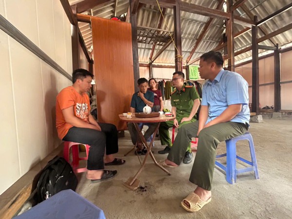 Công an xã Văn Lăng tuyên truyền, vận động gia đình có người bị bệnh tâm thần đi điều trị
