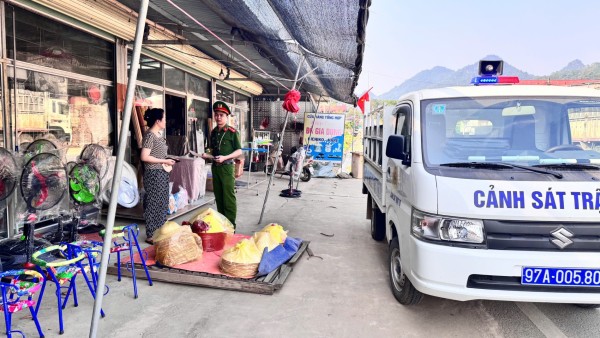 Tuyên truyền, ký cam kết không lấn chiếm hành lang an toàn giao thông