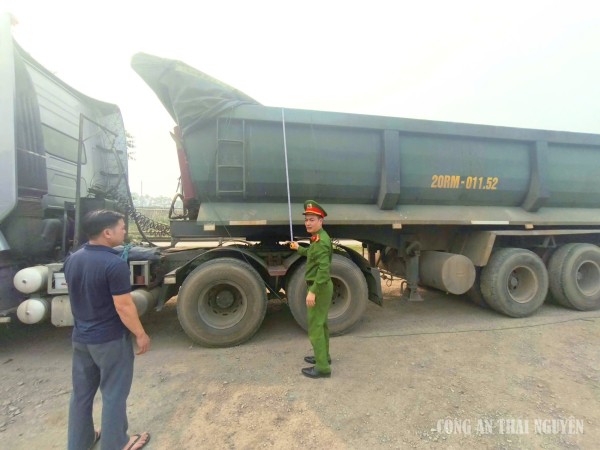 Công an xã Đại Từ rà soát phương tiện ô tô tải tự đổ trên địa bàn
