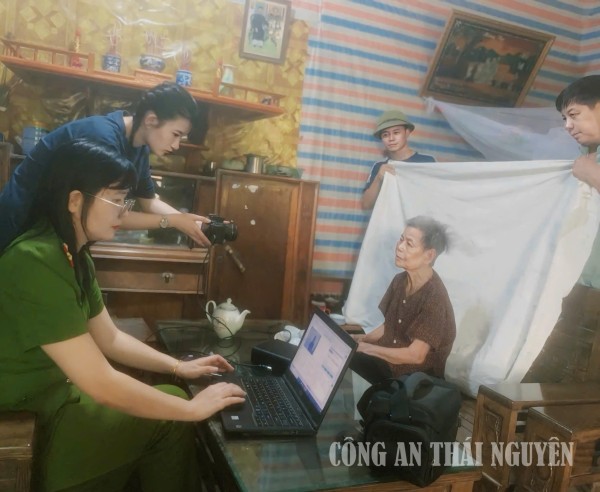 Công an xã Đồng Hỷ hỗ trợ người già yếu, người khuyết tật làm căn cước