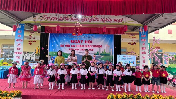 Công an xã Văn Lăng tuyên truyền an toàn giao thông cho học sinh trường mần non