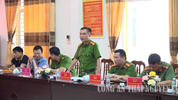 Công an phường Bá Xuyên đối thoại với người dân, doanh nghiệp về giải quyết thủ tục hành chính