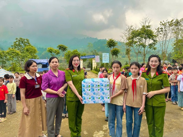 Phụ nữ Công an xã Ba Bể tặng quà cho trẻ em vùng cao