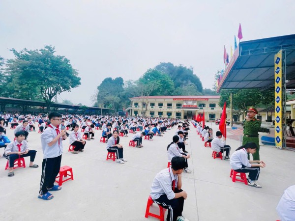 Công an xã Phú Lương đẩy mạnh tuyên truyền pháp luật trong các cơ sở giáo dục