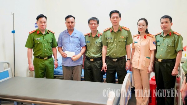 Thăm hỏi, động viên cán bộ Cảnh sát giao thông bị thương khi làm nhiệm vụ