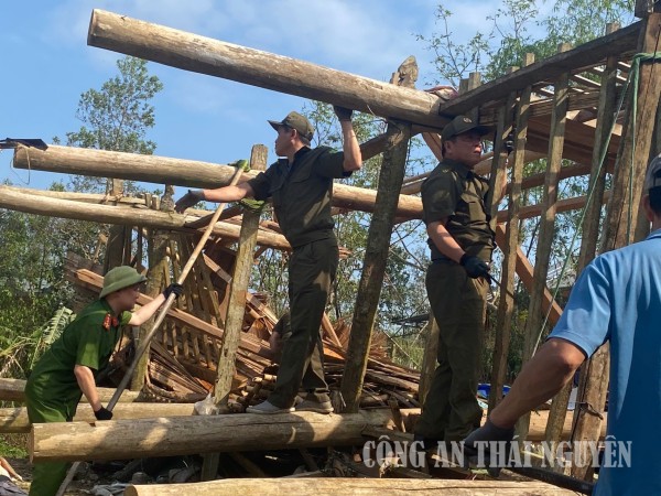 Công an xã Yên Trạch hỗ trợ người dân khắc phục hậu quả sau thiên tai
