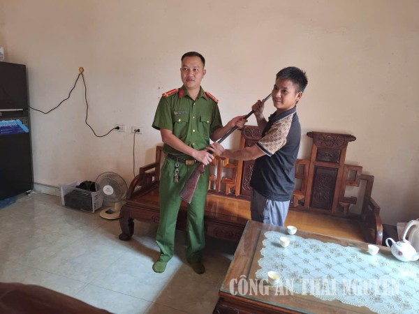 Công an xã Chợ Mới tiếp nhận vũ khí được nhân dân tự giác giao nộp.