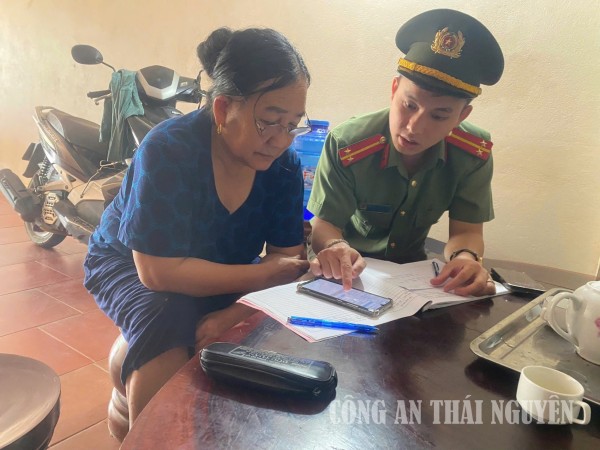 Công an xã Bằng Thành kiểm tra, hướng dẫn khai báo tạm trú cho người nước ngoài