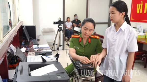 Cán bộ Phòng Cảnh sát QLHC về TTXH hướng dẫn các em học sinh thực hiện thủ tục