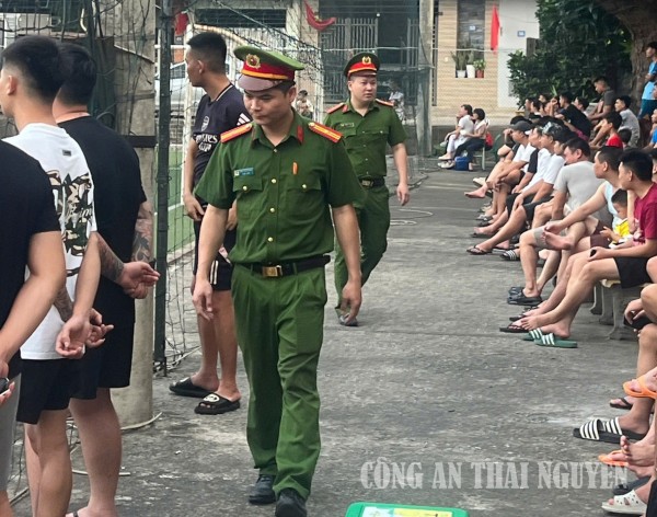 Bảo đảm an ninh, an toàn giải bóng đá.