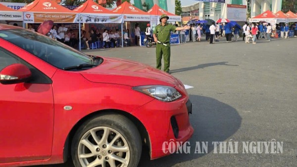 Công an phường Phan Đình Phùng đảm bảo TTATGT tại điểm thi.