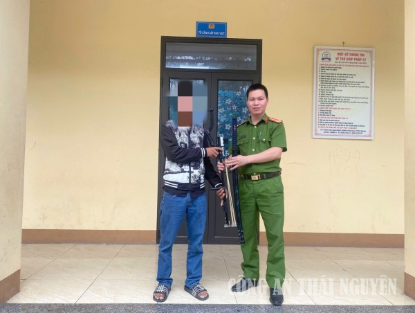 Công an phường Vạn Xuân tăng cường tuyên truyền, vận động, thu hồi vũ khí, vật liệu nổ, công cụ hỗ trợ