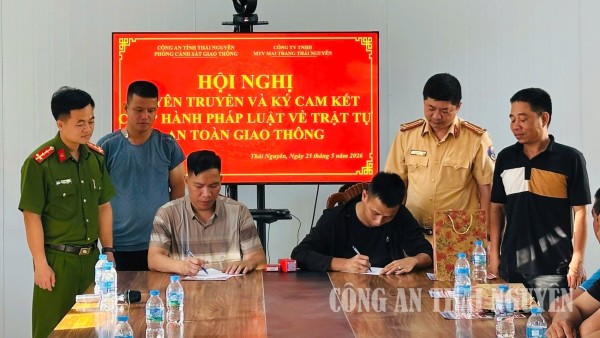 Đại diện Công ty và đội ngũ lái xe ký cam kết