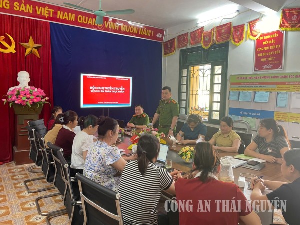 Công an xã Côn Minh tuyên truyền bảo đảm vệ sinh an toàn thực phẩm