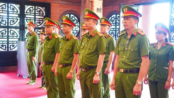 Trại tạm giam số 1 dâng hương, sinh hoạt chính trị nhân kỷ niệm 136 năm Ngày sinh Chủ tịch Hồ Chí Minh