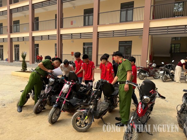 Tuyên truyền và cho ký cam kết không thay đổi cấu trúc xe đạp điện, xe máy điện