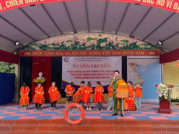 Công an phường Bá Xuyên tuyên truyền phòng, chống tai nạn thương tích và đuối nước cho trên 1.000 học sinh