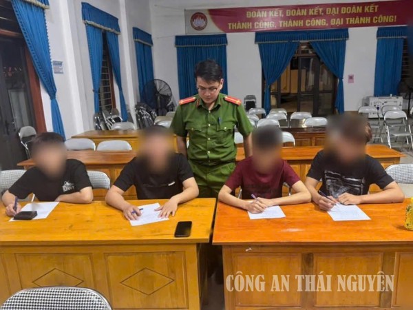 Công an xã xử phạt vi phạm hành chính các đối tượng vi phạm.