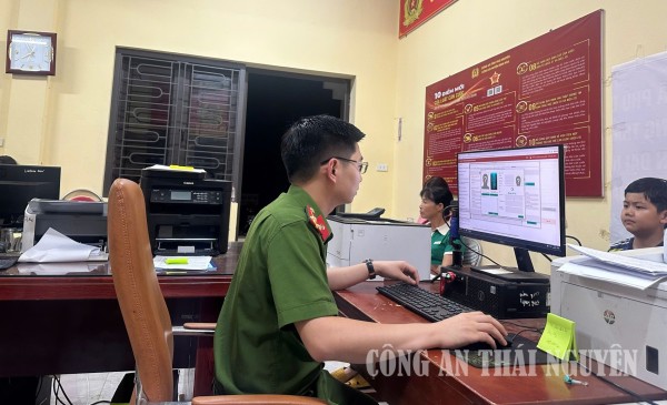 Công an xã Phú Đình đẩy mạnh cao điểm thu nhận định danh điện tử cho trẻ từ 6 đến dưới 14 tuổi