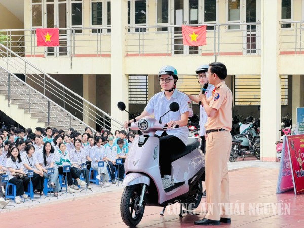 Hơn 2.000 học sinh được hướng dẫn kỹ năng lái xe gắn máy an toàn.