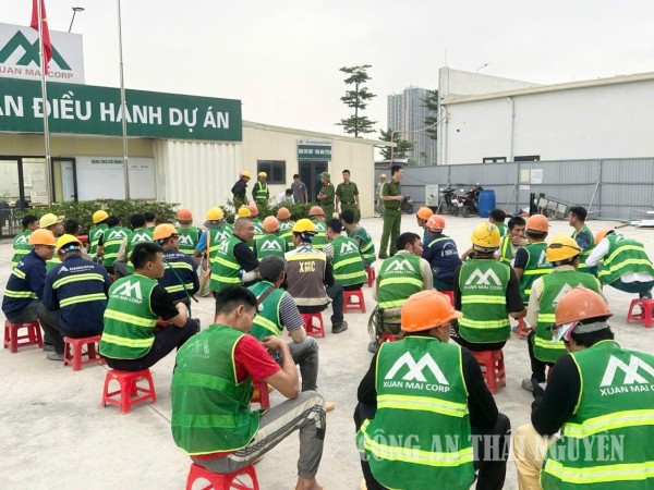 Công an phường Vạn Xuân, tỉnh Thái Nguyên tổ chức kiểm tra đột xuất, test nhanh chất ma túy đối với công nhân, người lao động