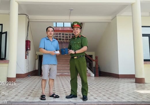Công an xã Vô Tranh trao trả tài sản bị đánh rơi cho người dân
