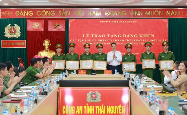 Khen thưởng các tập thể, cá nhân có thành tích xuất sắc, đột xuất trong đấu tranh phòng, chống tội phạm
