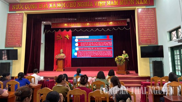 Công an xã An Khánh tuyên truyền kỹ năng nhận diện thông tin xấu độc trên không gian mạng.