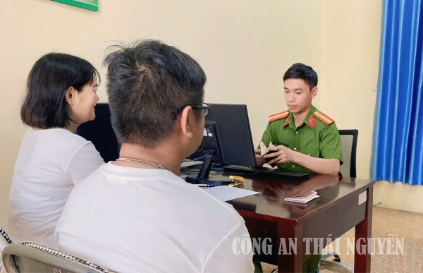 Công an xã An Khánh hướng dẫn cơ sở lưu trú khai báo tạm trú cho người nước ngoài.