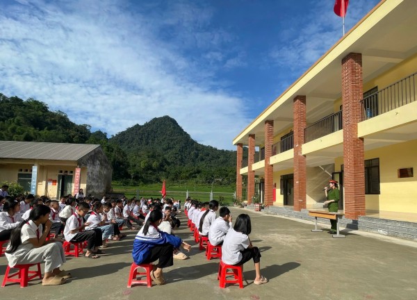 Công an xã Quảng Bạch tuyên truyền an toàn giao thông cho học sinh