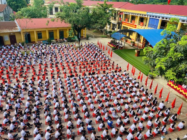 Công an xã Vạn Phú tuyên truyền pháp luật về an toàn giao thông và kỹ năng phòng, tránh đuối nước