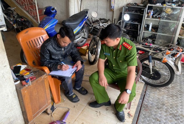 Công an xã Định Hóa tăng cường kiểm tra, ký cam kết không độ, chế xe đạp điện, xe máy điện