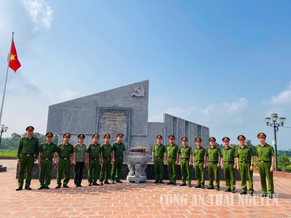 Chi bộ Công an xã dâng hương tại khu di tích