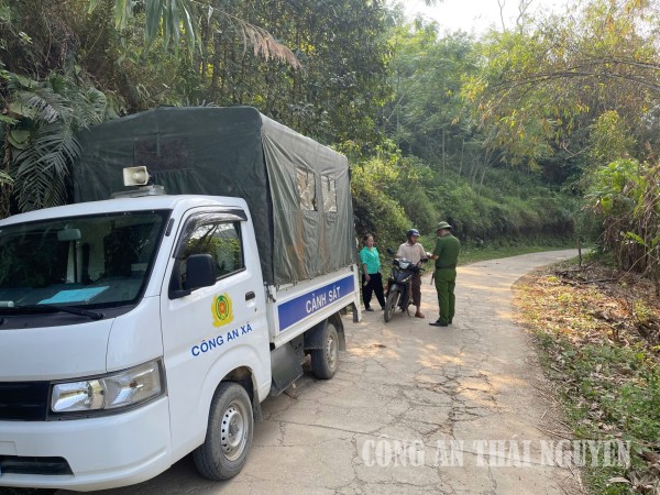 Công an xã kiểm tra, nhắc nhở và xử lý các trường hợp công dân vi phạm về trật tự an toàn giao thông