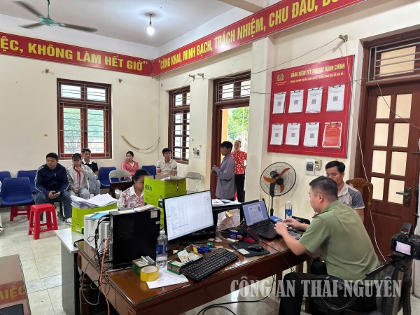 Công an xã Na Rì đẩy mạnh cấp căn cước, định danh điện tử cho học sinh