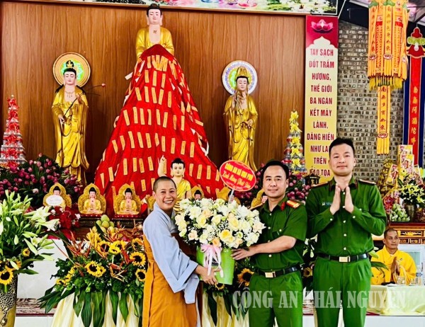Công an xã Vạn Phú tặng hoa chúc mừng cơ sở Phật giáo