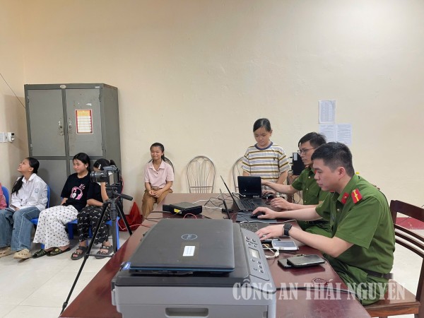 Công an xã Đại Phúc tổ chức đợt cao điểm cấp tài khoản định danh điện tử mức 2 cho trẻ em
