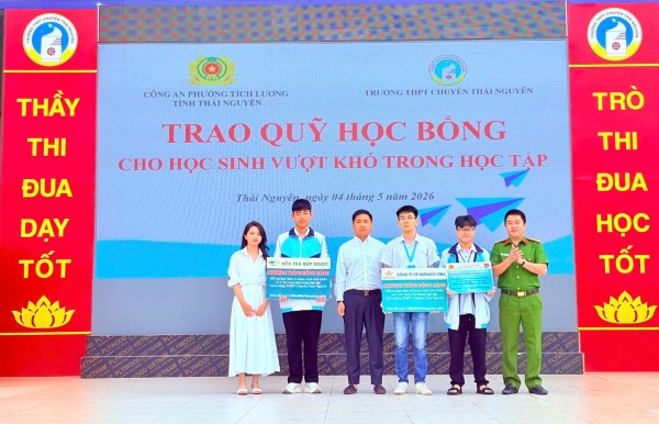 Công an phường Tích Lương hỗ trợ kinh phí học tập cho học sinh có hoàn cảnh khó khăn