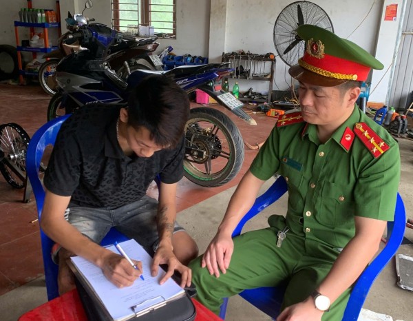Công an xã Nà Phặc kiểm tra, ký cam kết không độ chế xe đạp, xe máy điện trong học sinh