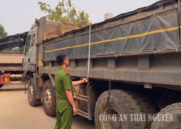 Công an phường Tích Lương kiểm tra, rà soát xe tải từ 15 tấn trở lên
